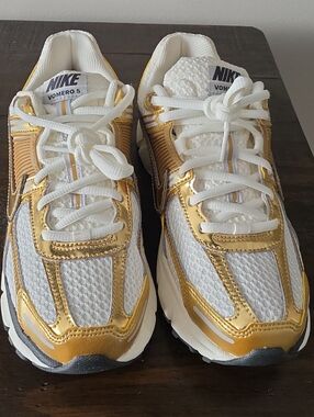 Nike Women's Zoom Vomero 5 Shoes Size 9